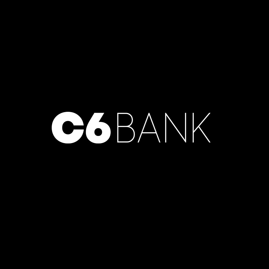 Logotipo C6 Bank em branco sob fundo preto.