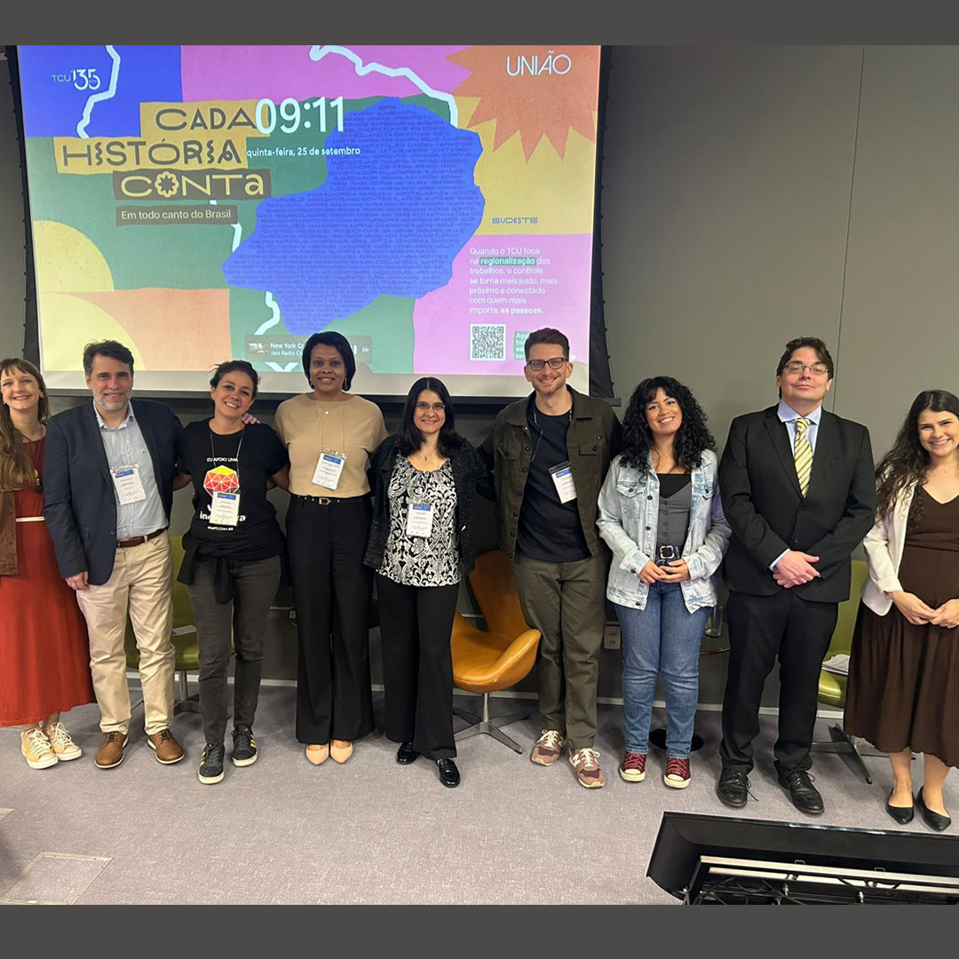 Foto da Cláudia Nascimento com a equipe do projeto e junto com representantes da Embaixada Britânica.