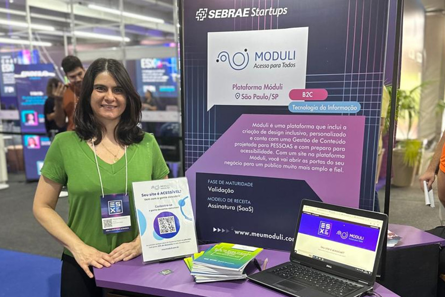 Cláudia Nascimento no stand da Plataforma Móduli no ESX 2024, evento de inovação do Sebrae Startus