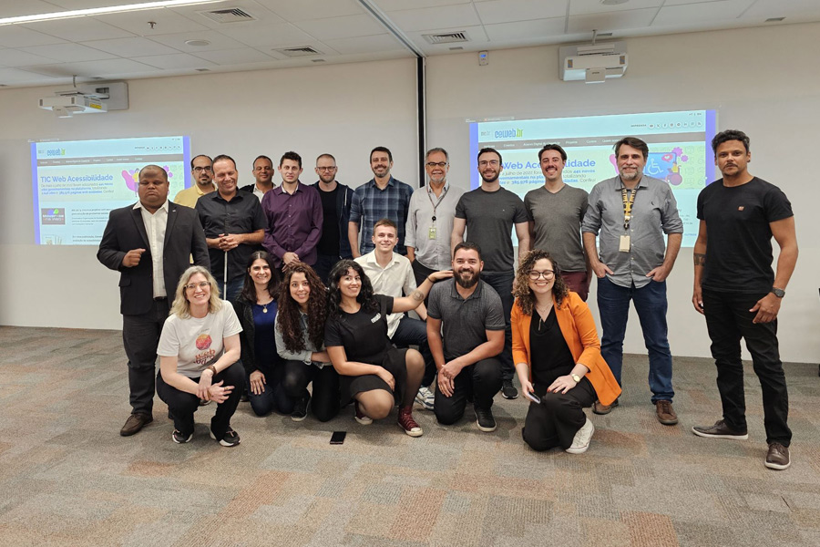 Foto do grupo do comitê ABNT em reunião presencial para criação da norma ABNT NBR 17225.