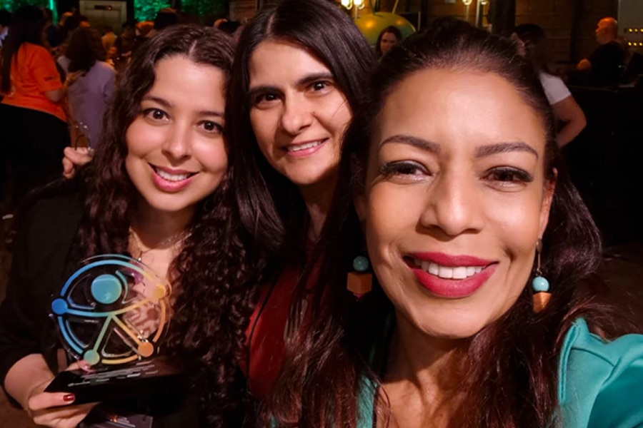 Elza Albuquerque segura troféu do prêmio do festival. Ao centro, Cláudia Nascimento e na frente, Marcia Barreto.