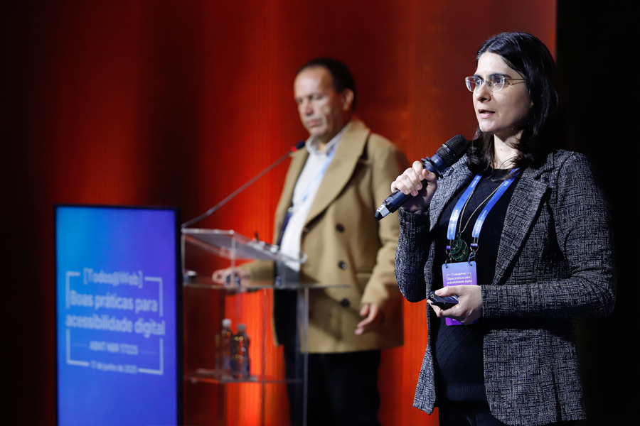 Foto com clientes no evento Link da Hand Talk em 2021.