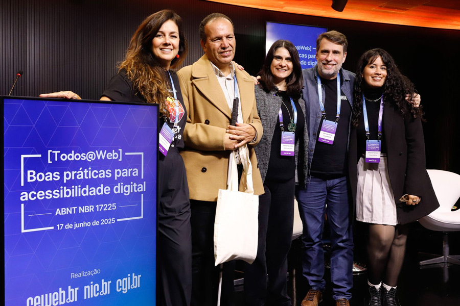 Simone Freire, Sidney Tobias, Cláudia Nascimento, Reinaldo Ferraz e Amanda Marques posam para foto no palco do auditório do Nic.