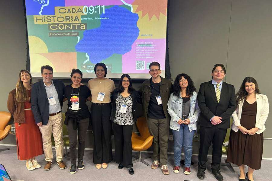 Foto da Cláudia Nascimento com a equipe do projeto e junto com representantes da Embaixada Britânica.