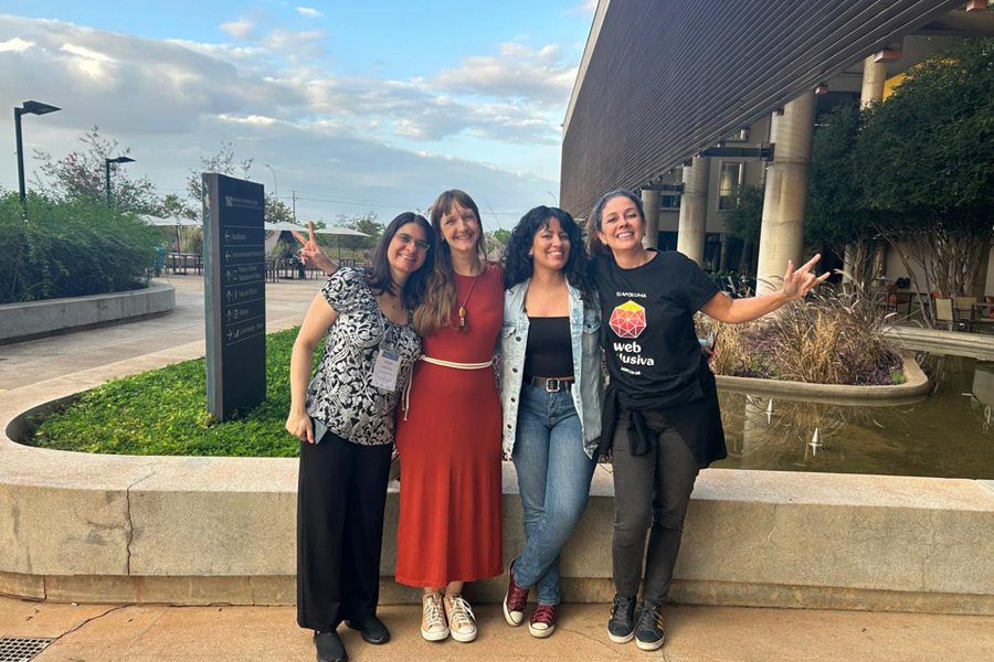 Cláudia Nascimento, Jeniffer Deus, Amanda Marques e Simone Freire no jardim do Instituto Serzedello Corrêa em Brasília.