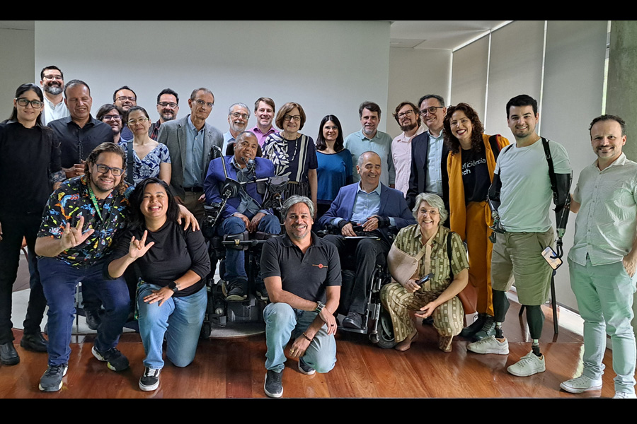 Grupo de participantes posa para foto no dia do evento.