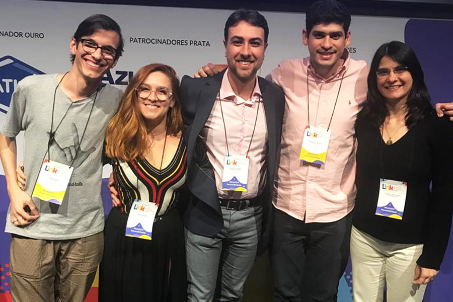 Foto com clientes no evento Link da Hand Talk em 2021.