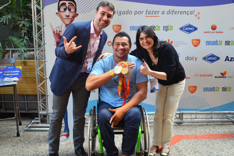 Foto de Cláudia Nascimento e Rafael Vanzo junto com Clodoaldo Silva no evento Link da Hand Talk em 2021