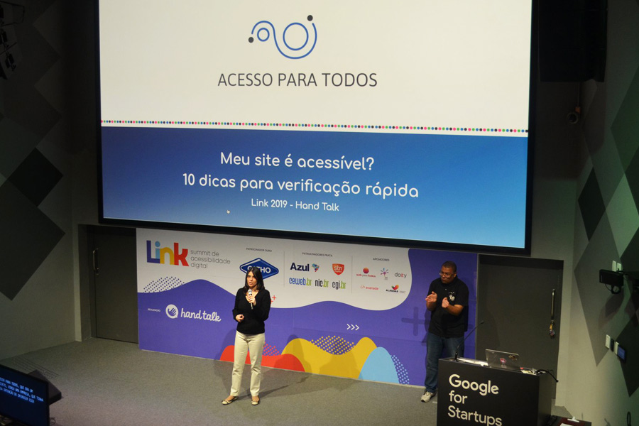 Cláudia Nascimento apresenta palestra no evento Link da Hand Talk em 2021.