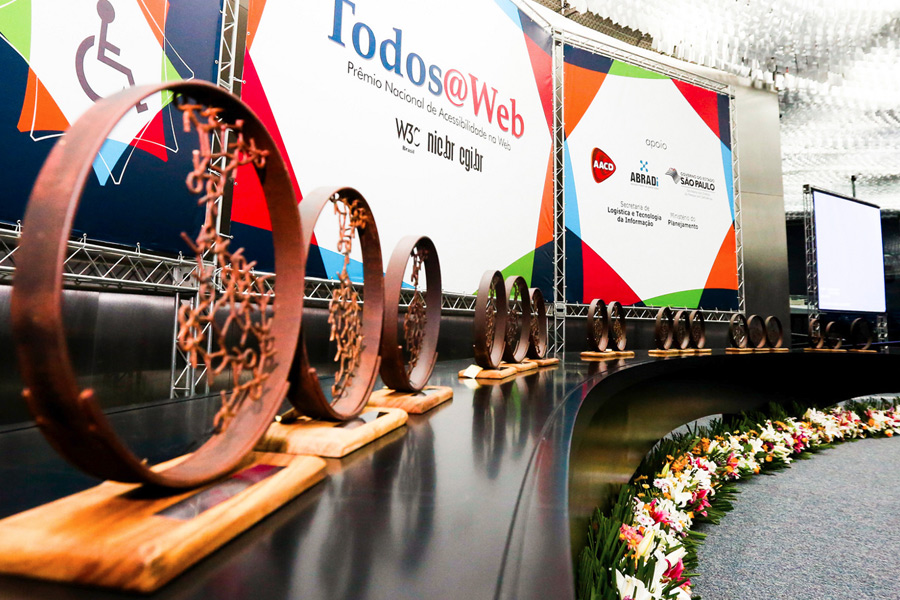 Foto de divulgação do evento mostra troféus expostos antes da premiação.