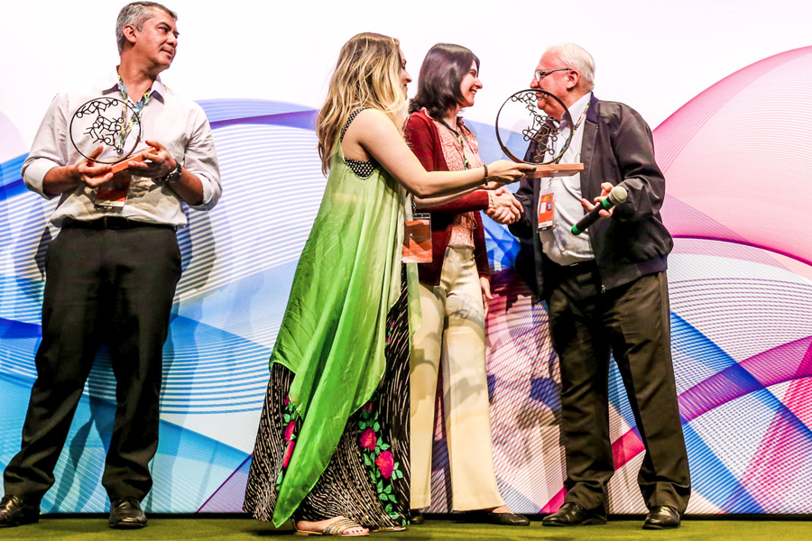 Luiza Caspary e Cláudia Nascimento recebem prêmio de segundo lugar no Todos@Web em 2016.