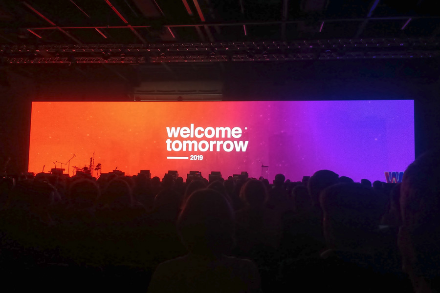Telão do evento Welcome Tomorrow 2019.