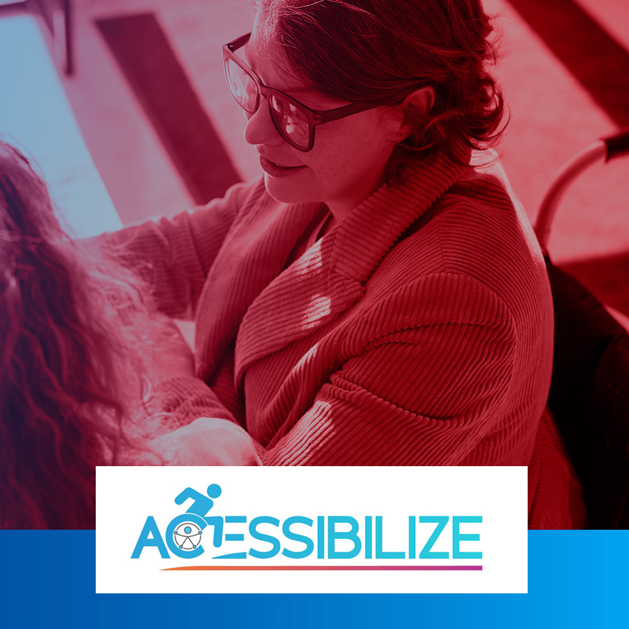 Foto de uma mulher de óculos em cadeira de rodas em tom vermelho e azul. Logotipo Acessibilize.