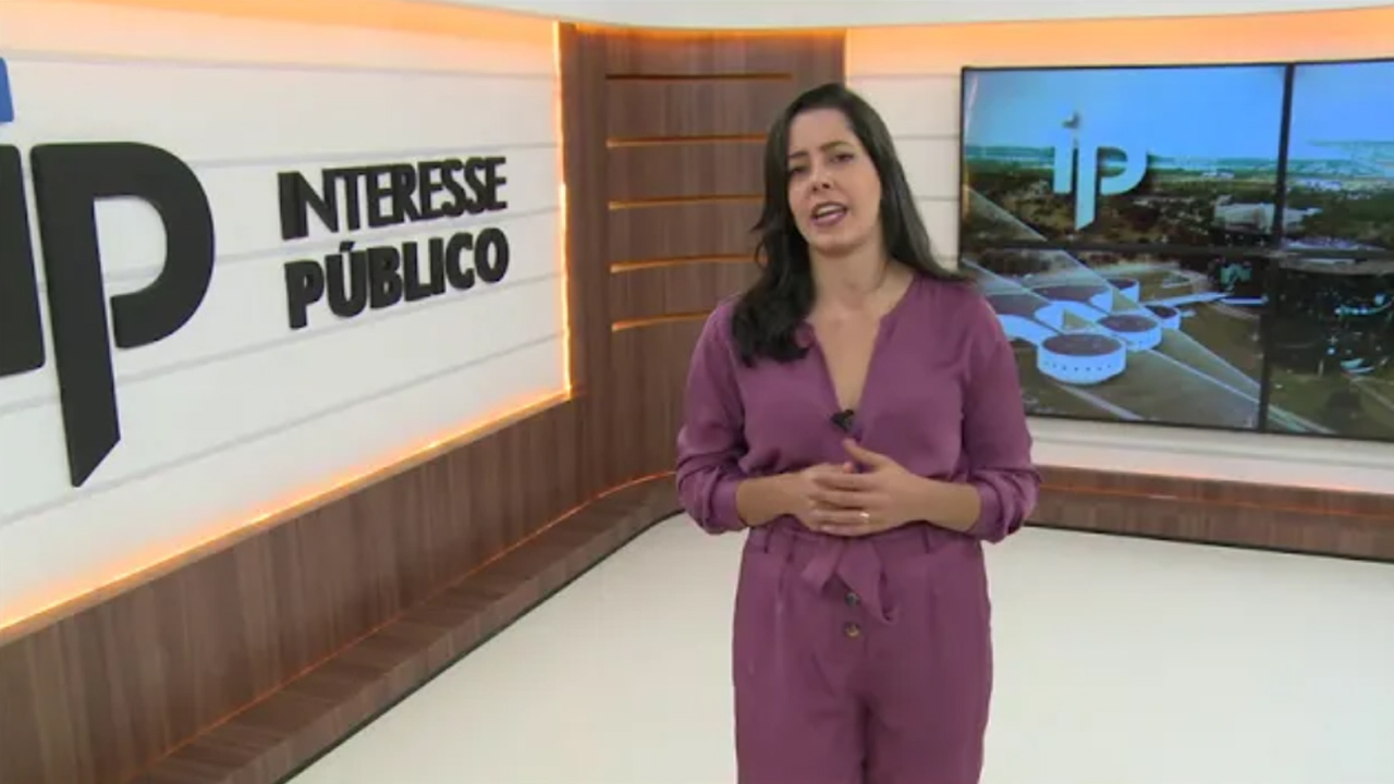 Apresentadora em cenário do programa Interesse Público.